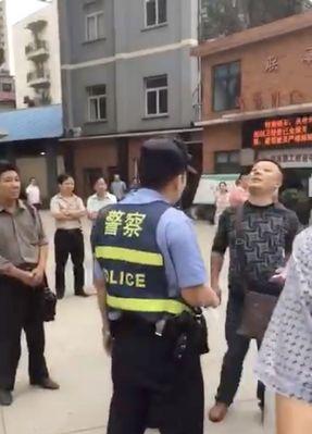 辱骂网红警察的行为会受到什么处理？